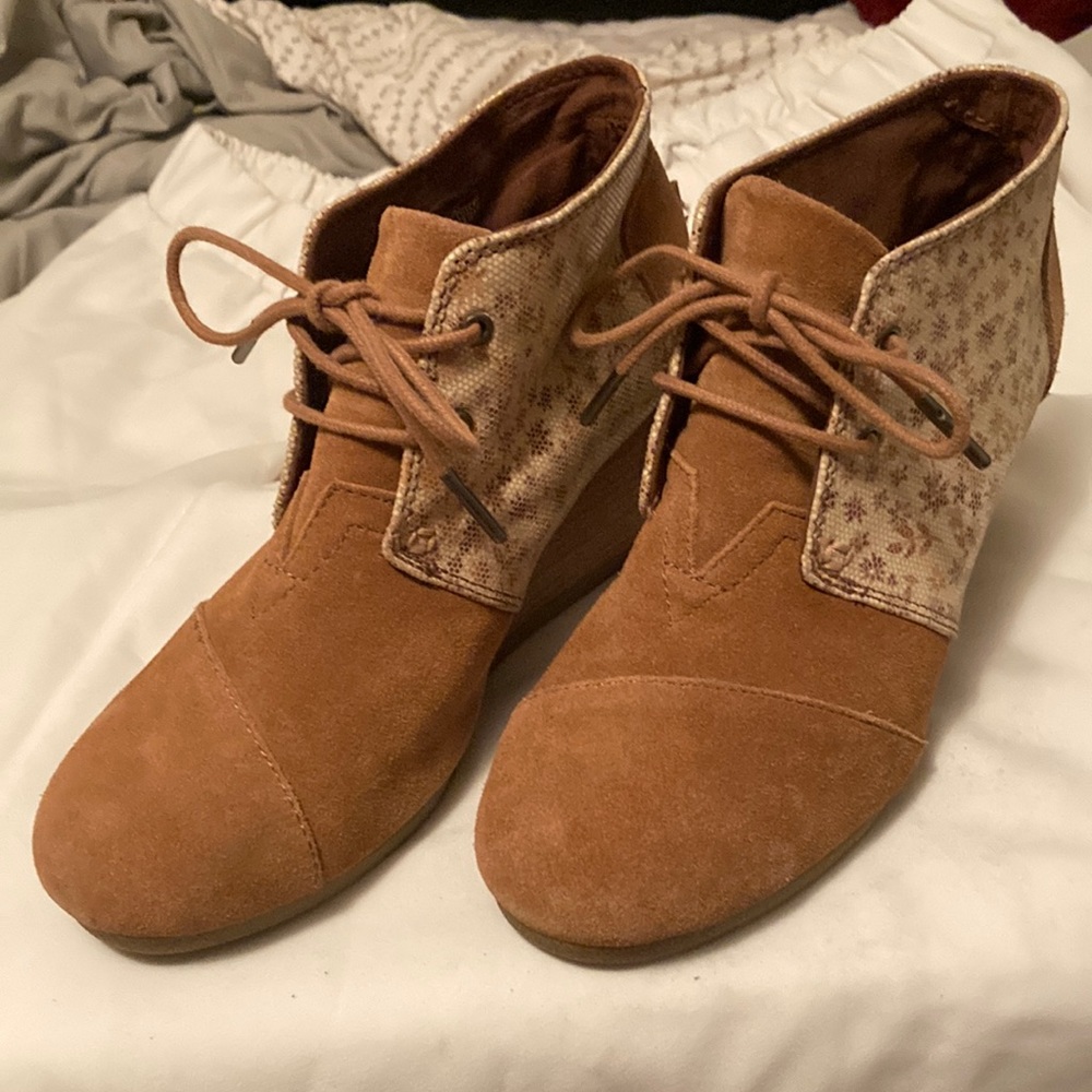 Tom’s Limited Edition Tan Flower Wedges